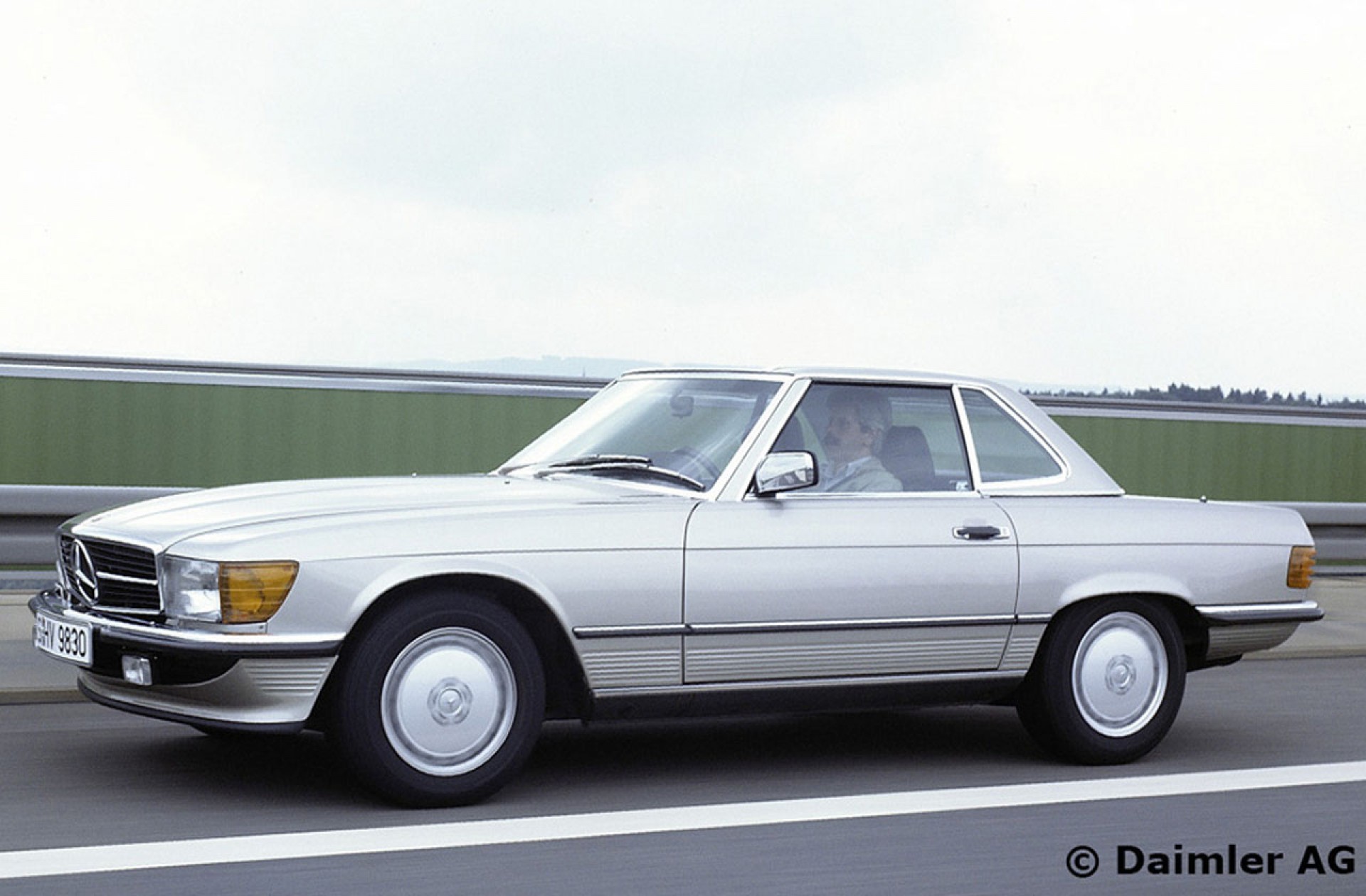 Старый мерседес фото. Mercedes Benz SL r107. Mercedes Benz SL r107 1971. Mercedes Benz 1971. Mercedes Benz r107 420sl.