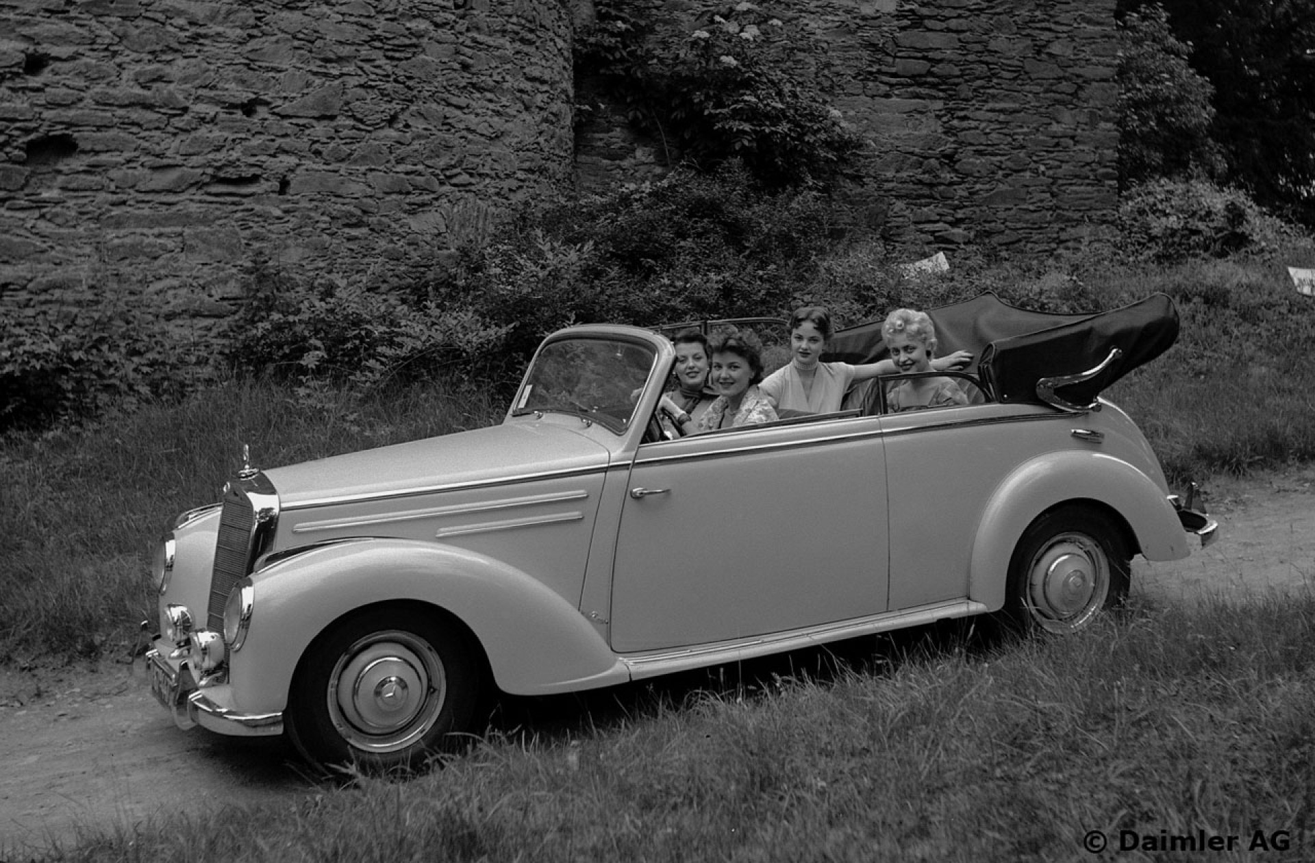 Mercedes benz 1951. Mercedes-Benz 220 (w187). Mercedes-Benz 220 w187 (1951). W187 Mercedes. Mercedes 220 w187.